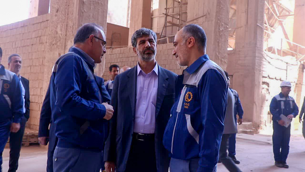 مدیرعامل شستا در بازدید از سیمان فارس: طرح انتقال سیمان فارس به خرامه ‌با دقت بررسی شود